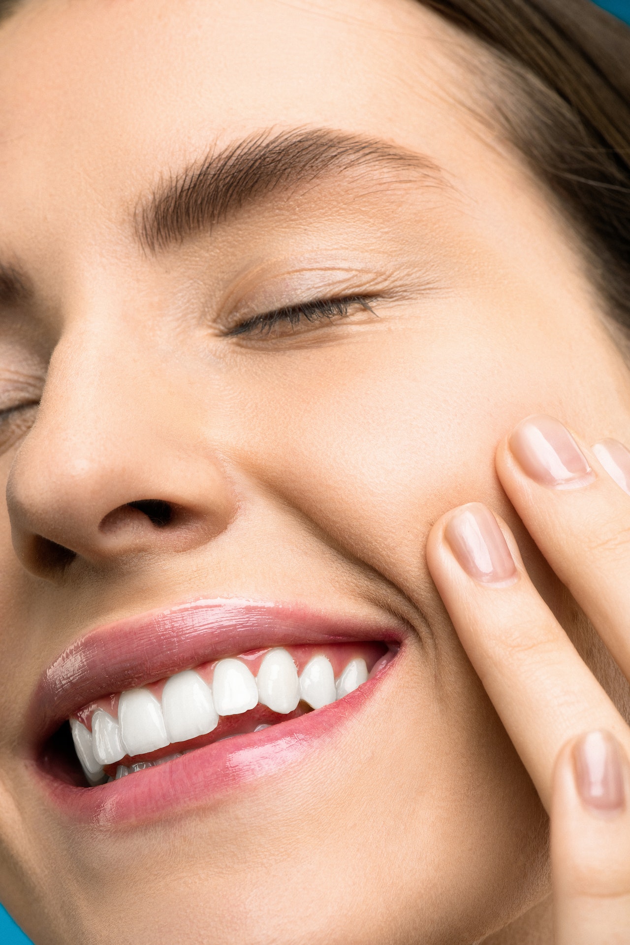 woman experiencing wisdom tooth pain